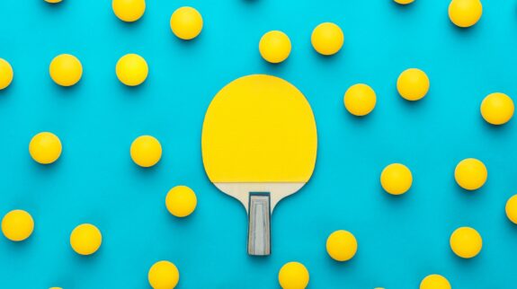 tecobi_ping_pong a paddle and balls on a blue surface