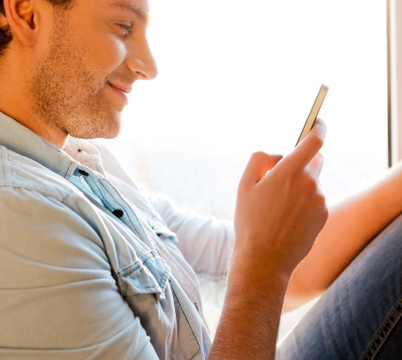 man reading personalized car-buying sms