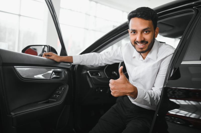 5 Ways To Personalize The Car-Buying Journey With Sms Marketing 3 Man With Thump Up