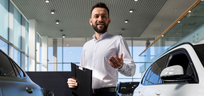 Organic Vs. Paid Automotive Lead Generation: What Works Best? 3 Agent In Car Dealership