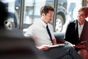 businessman-and-businesswoman-talking-in-office-about-the-software