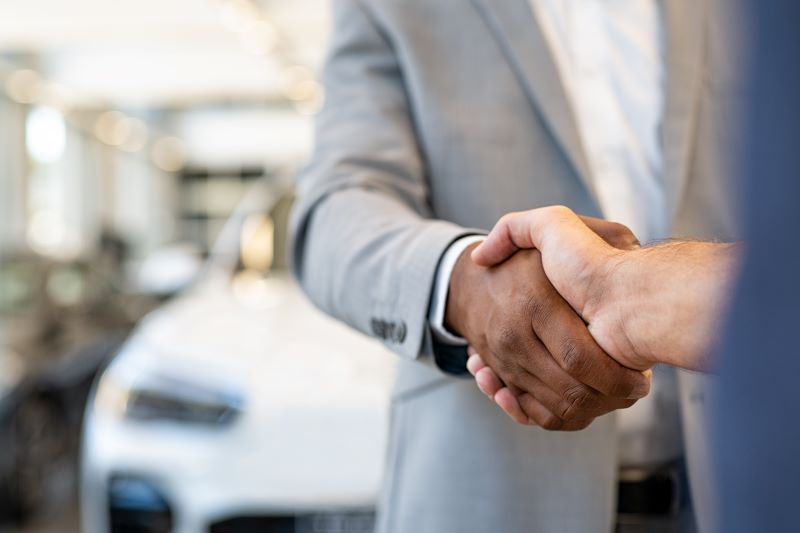 How To Build Lasting Relationships With Automotive Customers Using Tecobi 4 Car Salesman And Client