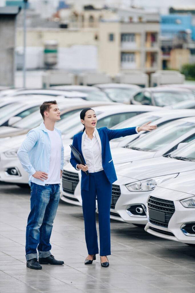 Organic Vs. Paid Automotive Lead Generation: What Works Best? 1 Helping Client With Car Choosing