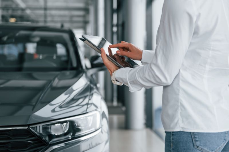 How Automotive Software Improves Customer Experience &Amp; Retention 2 Salesman Using Tablet